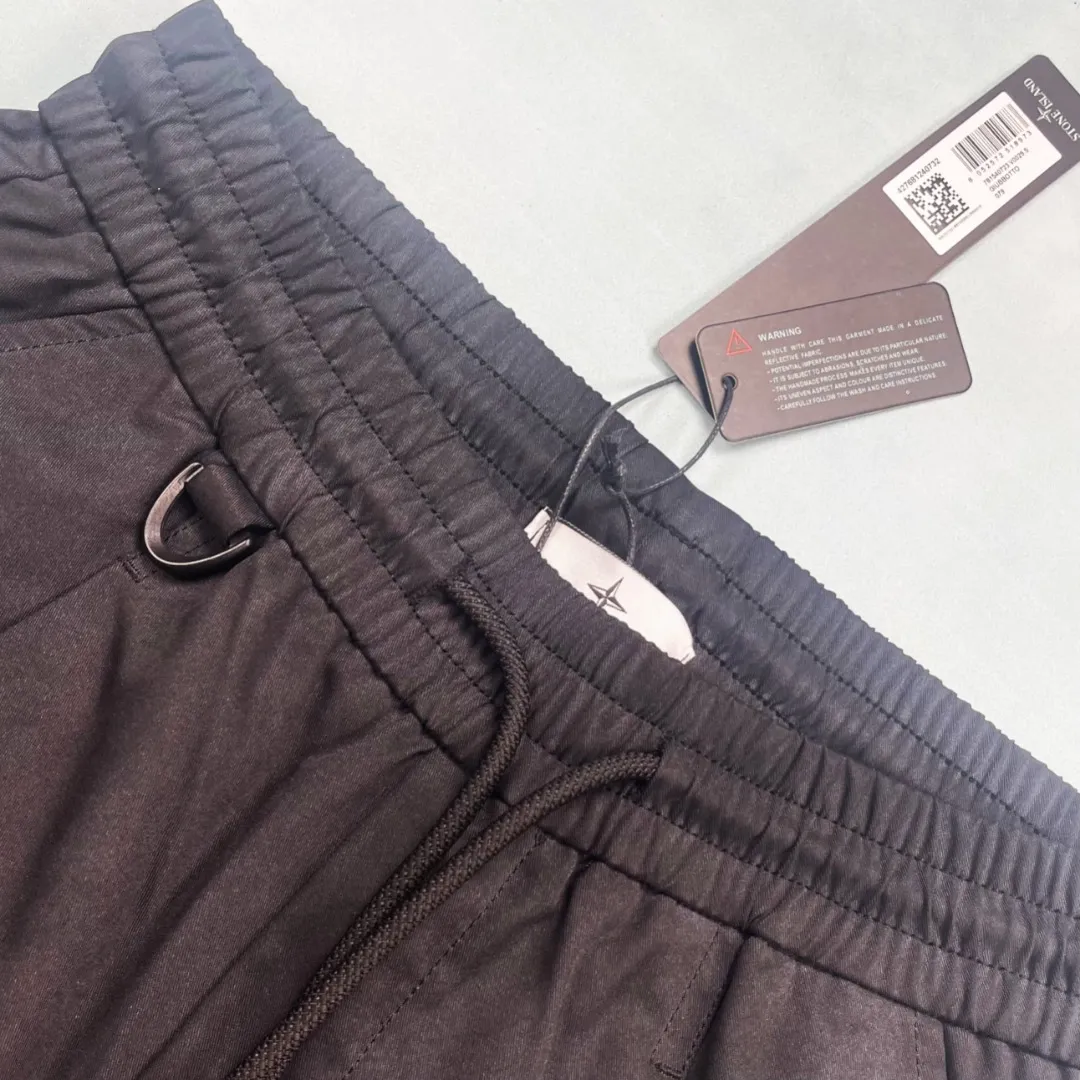 🅿️280 🔘Model number-BS701 🔘Stone Island𝐒𝐓𝐎𝐍𝐄 𝐈𝐒𝐋𝐀𝐍𝐃 25SS multi-pocket functional workwear shorts* The craftsmanship is particularly exquisite, and the original double-washing process not only makes the fabric texture more outstanding, but also adds a retro charm. The double tag design highlights the high-end and sophistication of the brand. In terms of design, these shorts are in the trendy workwear style. The drawstring design at the waist makes it easy to adjust the tightness and makes it comfortable to wear. Multiple three-dimensional large pockets are practical and stylish. The zippers on the pockets are full of details, which can be opened smoothly and prevent items from falling. The iconic compass logo, with its eye-catching and unique yellow-green color scheme, immediately raises the bar and makes it highly recognizable. The color choices are also very rich, the classic black is versatile and slimming; and the personalized gray is full of modernity. The matching suggestions are as follows: Casual street style: Pair the upper body with a simple white T-shirt, and then pair it with a pair of black and white sports shoes, such as Nike's Air Force 1, which is simple and fashionable, and has a high rate of turning heads when out on the street. Outdoor functional style: wear a black quick-drying short-sleeved shirt inside, and a windproof jacket outside, such as a jacket from the North. Paired with these shorts and a pair of outdoor hiking shoes, it is very suitable for outdoor adventures and hiking. Sports and energetic style: Wear a loose sports vest on top, pair it with shorts and a pair of sports running shoes, go to the gym or play basketball, you will be full of energy and can move freely.  Size: M L XL XXL Color: Black Gray